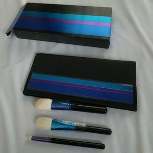 Un used MAC enchanted Eve 3 brush set